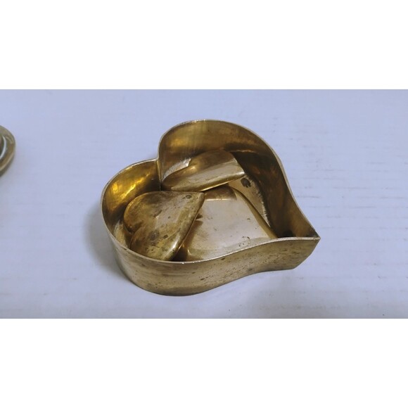 VINTAGE 4.5” BRASS HEART KEEPSAKE JEWELRY BOX W 3 SOLID BRASS HEART TRINKETS - Picture 12 of 12